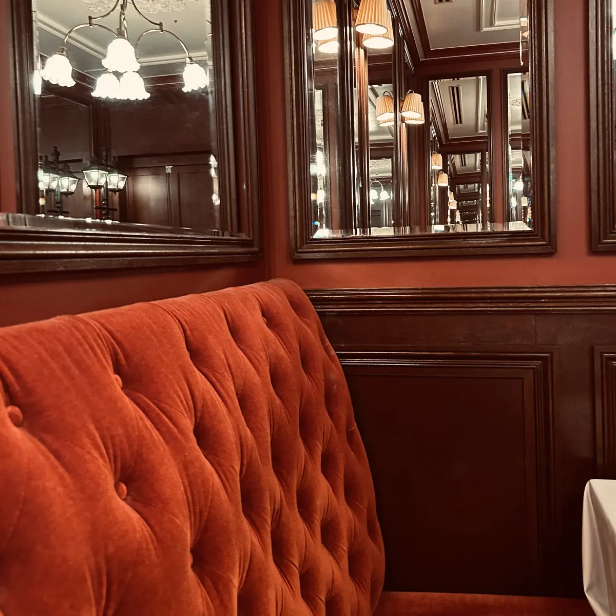 古い洋画のようなクラシカルな店内