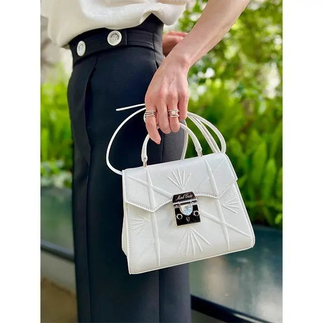 エレガントなアクセントにしたマーク クロスのワンハンドルバッグは、