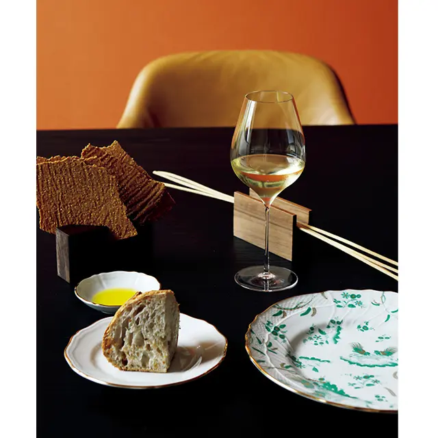 陶器は「ジノリ 1735」、「ブルガリ」ロゴが刻まれたカトラリー、「サルヴィアーティ社」のムラーノガラスのグラス類など、卓上にもイタリアの美があふれる