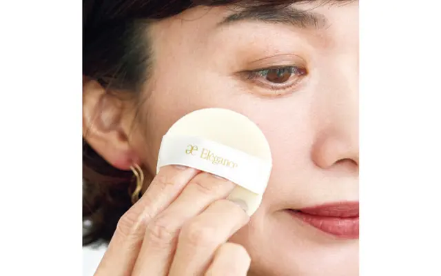 フェイスパウダーで血色を閉じ込める