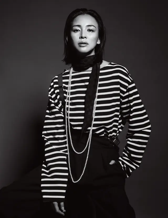 ラフな着こなしにおしゃれな余韻を醸し出す、優雅に揺れるロングパール。白と黒の色バランスも大人っぽさの秘密