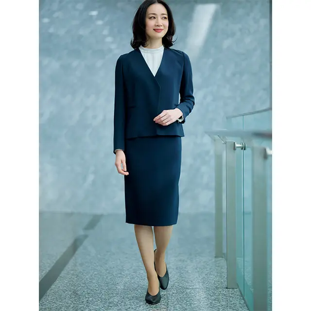 白いハイネックブラウスで清潔感のある柔らかさを