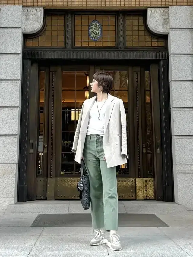 おしゃれな50代はここが違う！「スニーカーで外す」きれいめカジュアル