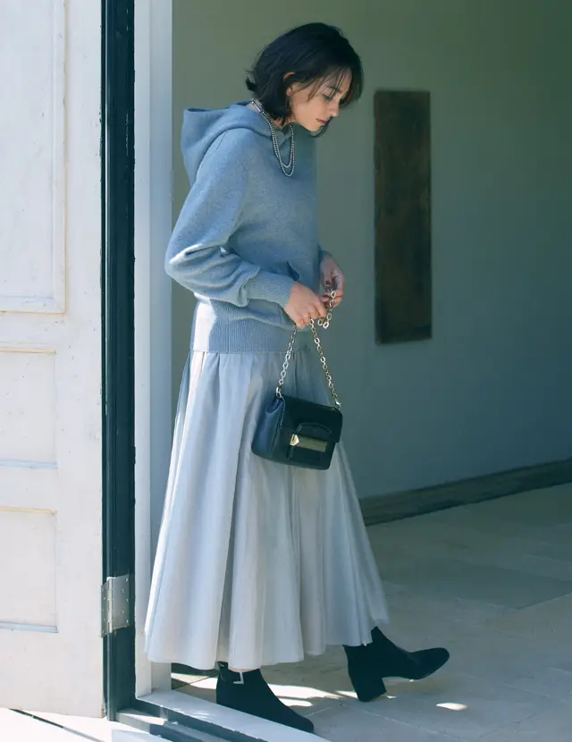 カシミヤのフーディを着るRINA