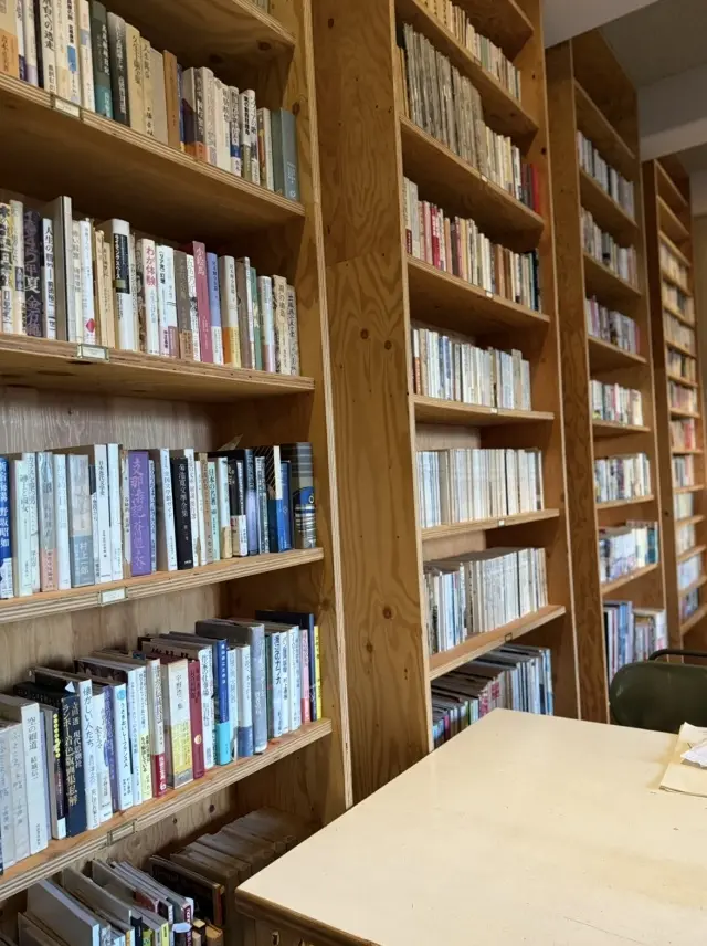 駒場公園の文壇カフェとイチョウ舞い散る銀の画像_6