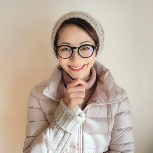 プライベートでは遊び感があるメガネを楽しみたくて、太めで黒いセルフレームを