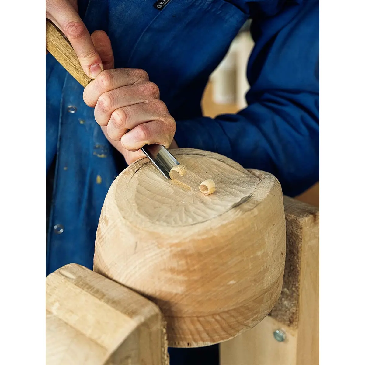 フォルム、つまり型を作る職人フォーミエは、20以上のノミ やナイフを使い分けての＂彫刻＂ で木型を作る。素材は、熱に強い菩提樹の木。以前は外 注だったところ、数年前に統合された　