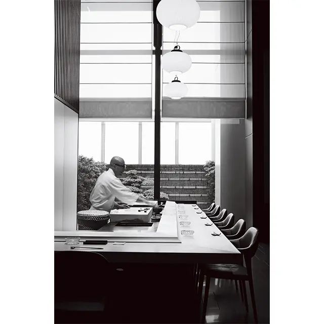 日本の伝統的な建築様式と、大理石の床などに象徴されるイタリアンデザインが開放感ある空間で融合する　