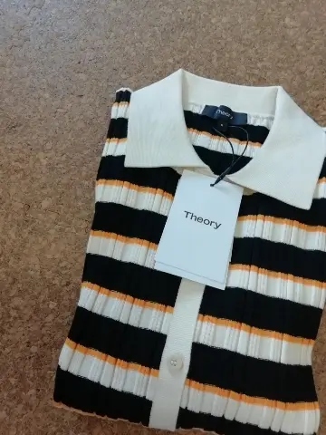 Theoryのマルチボーダー柄ニット。白黒ボーダーに、効かせ色として黄色が入っているのがお気に入りです