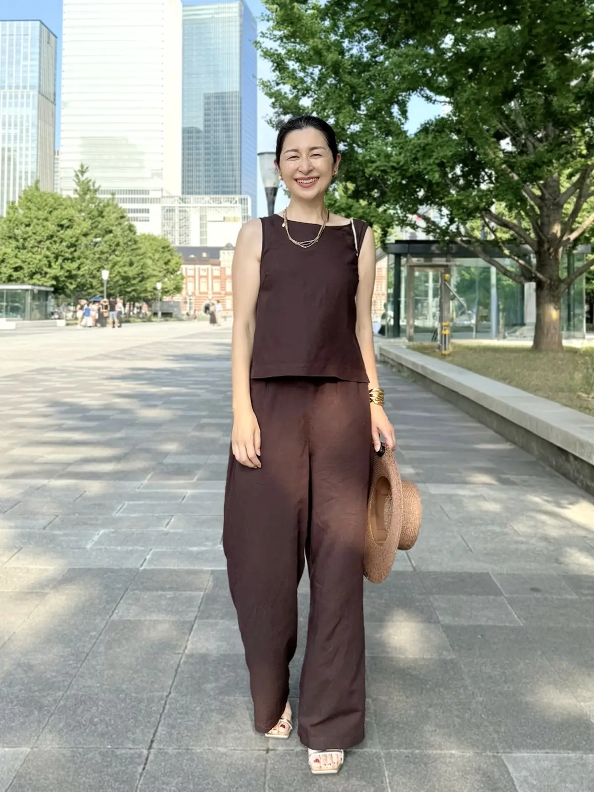 ユニクロ　アラフィフコーデ　50代　リネンブレンドイージパンツ　茶　セットアップ　茶ブラウス　