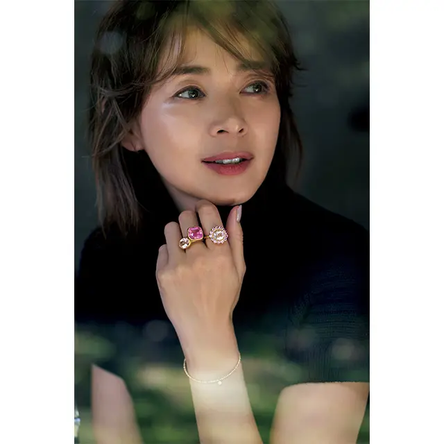 年齢を重ねて得た豊かさを指先の透明なピンクに託して。大人の甘美なアティチュード