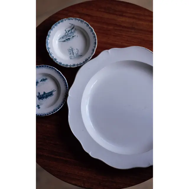 温かみのある乳白色の皿はフランス・モントレの1800年代のもの¥22,000。ほぼ同時期の器で、フランスに行ったときに手に入れた絵がわりの小皿はおままごとに使われていたもの。各¥6,000