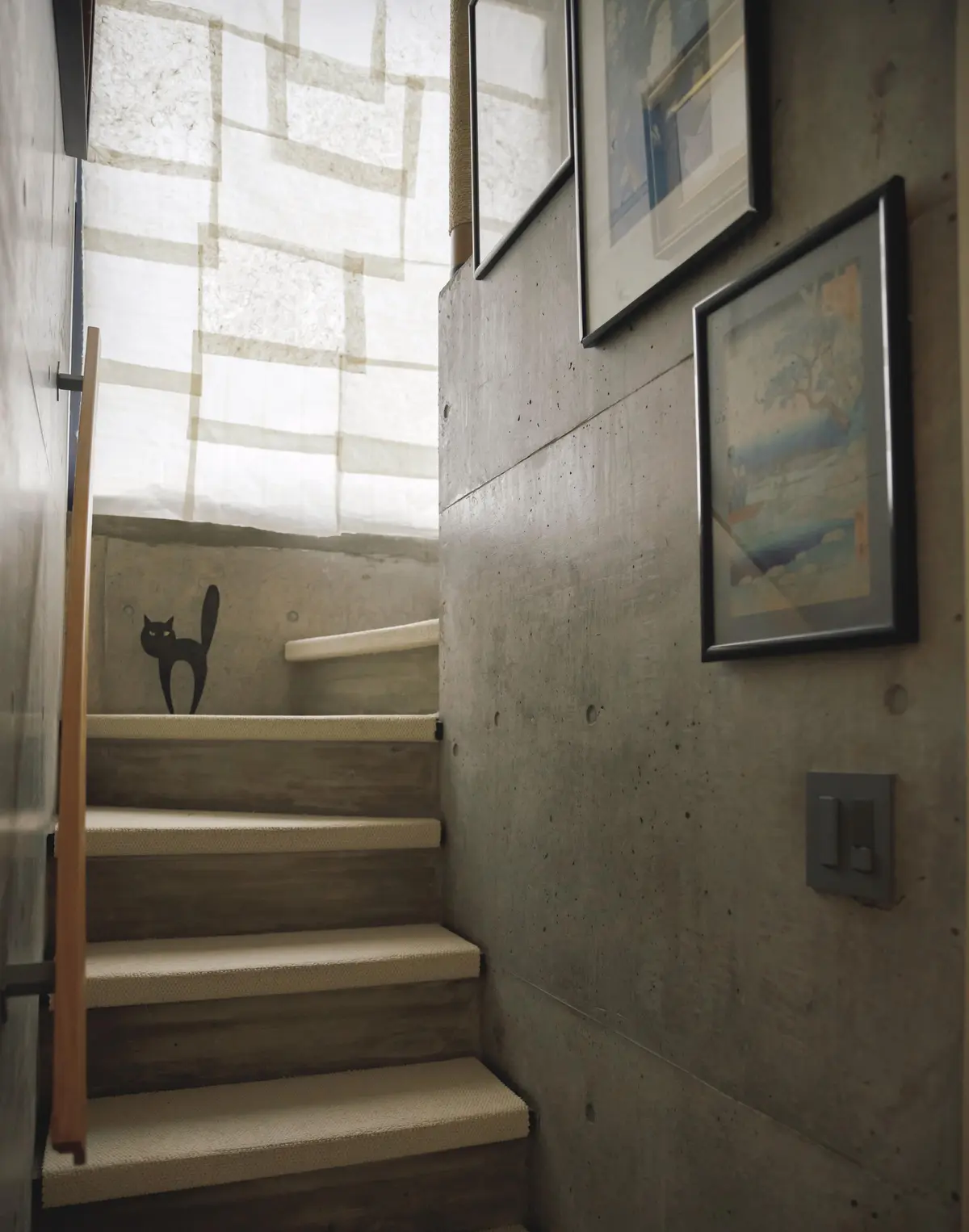 【50代の実家問題】美しく経年変化する素材を用いてリノベーション。“自分らしく住み継ぐ”という選択　野村友里さん　家の階段