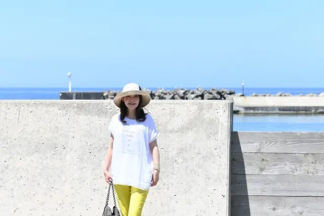 お店の前に広がる海を背景に写真を撮りました。