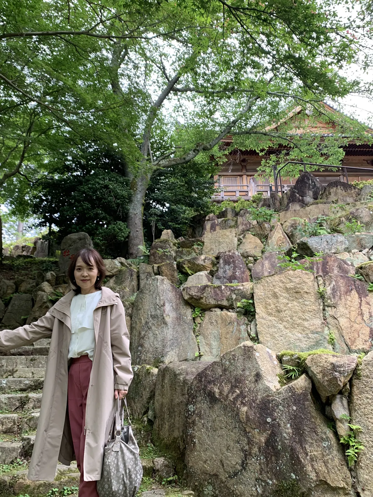 紫式部像付近で写真を撮る女性