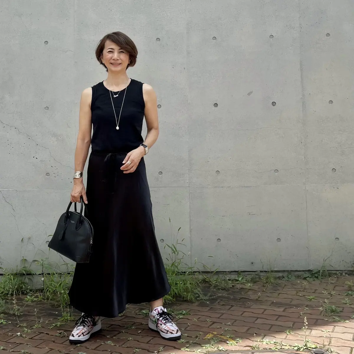スニーカーが主役の黒コーデの画像_1