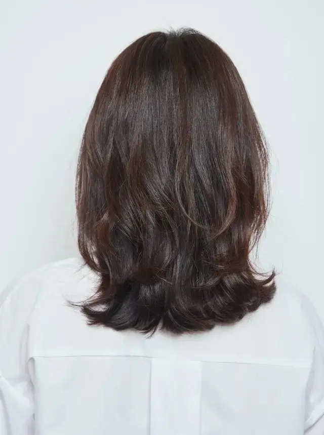 みずみずしいツヤ感と軽やかな動きが魅力！ 上品ミディアムスタイル【50代髪型・ヘアスタイル】