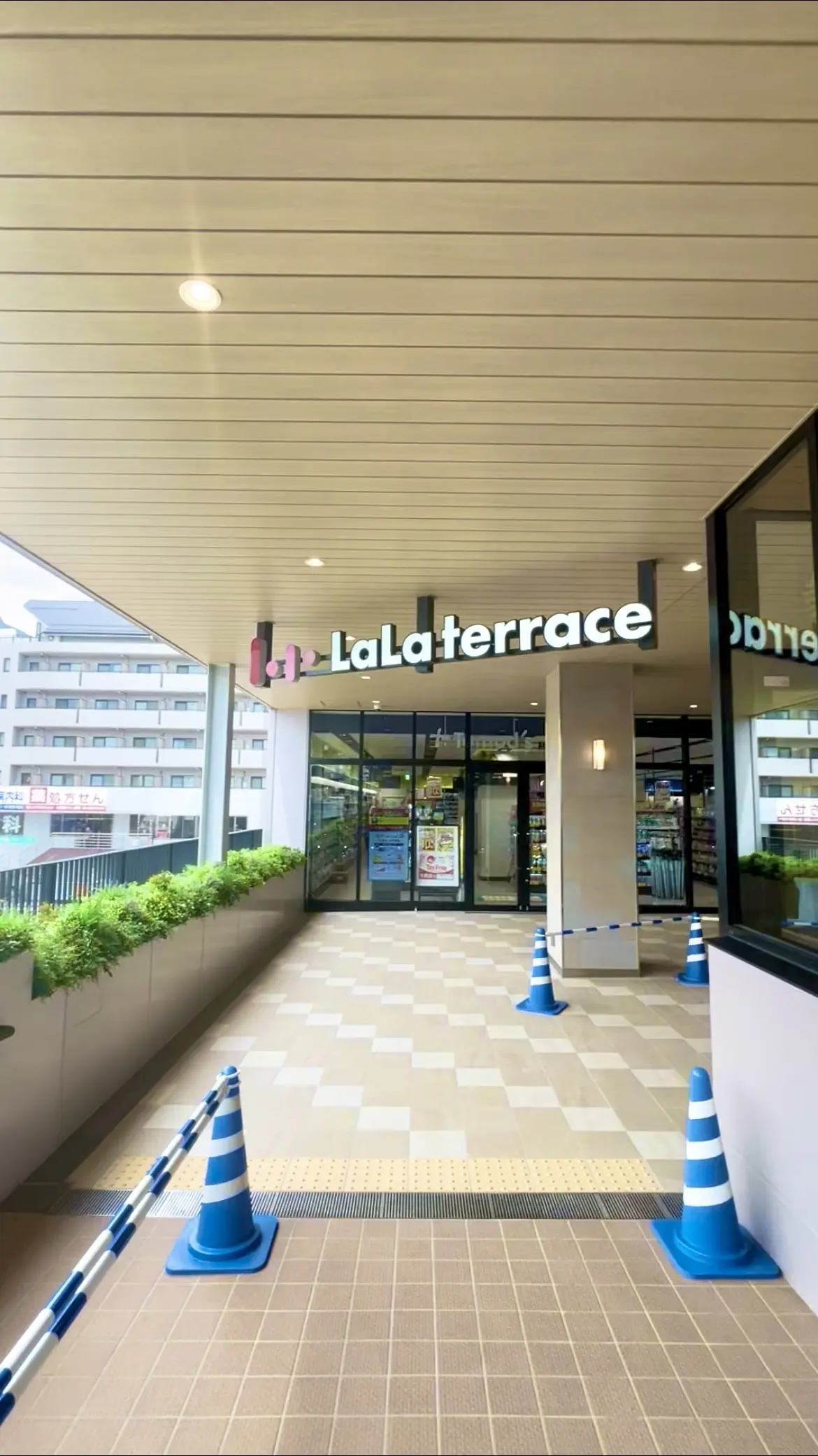 駅直結、駅近、駅ビル、外観、三井ショッピングパーク、ららテラス北綾瀬、ショッピングモール、商業施設、フードコート、入り口