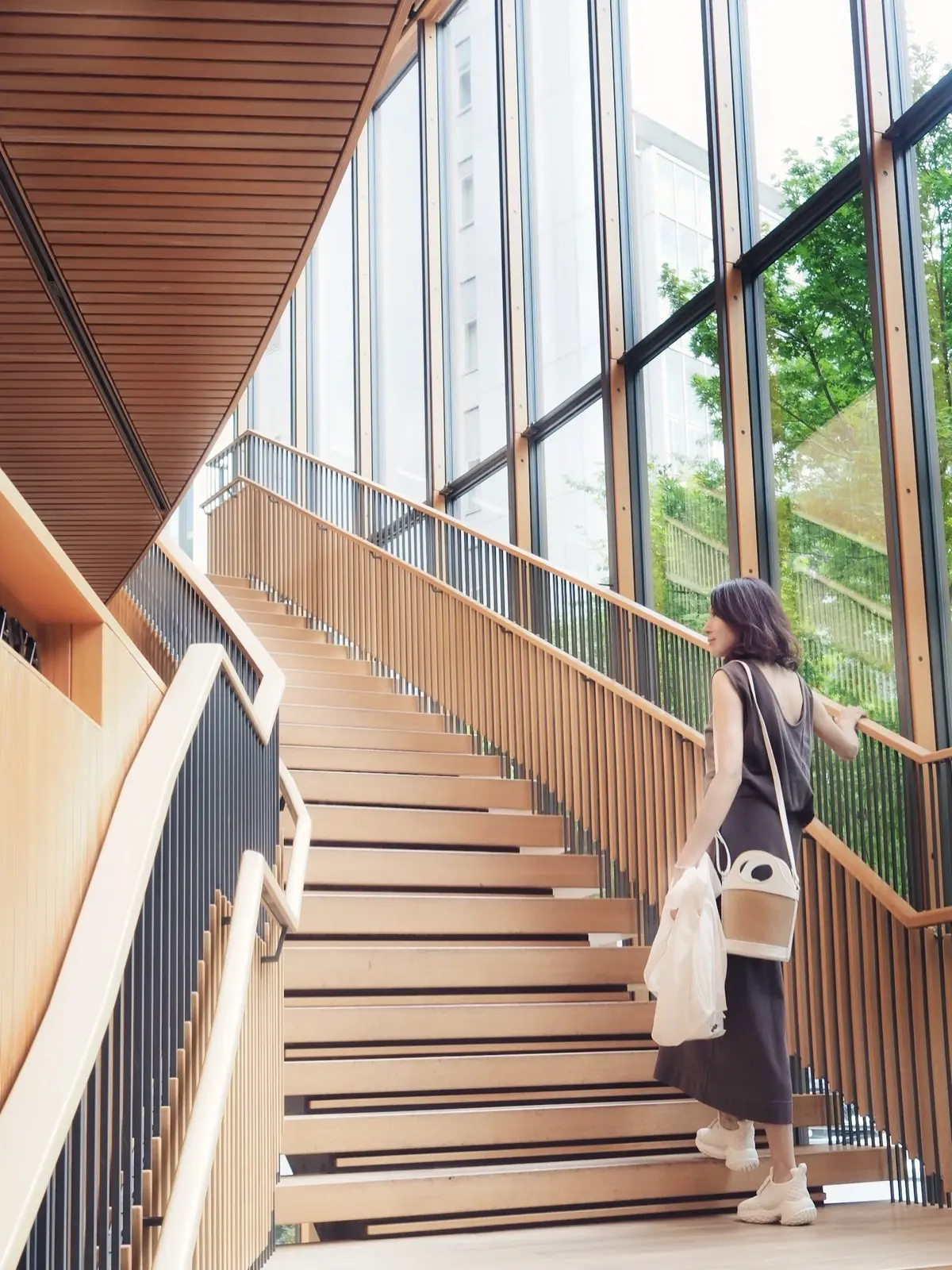 1階エントランスから虎屋菓寮へ繋がる螺旋階段