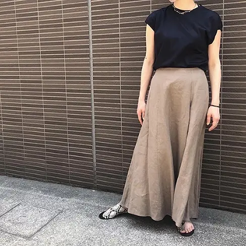 上品大人のリネンスカート！ シンプルコーデを華やかにしてくれる