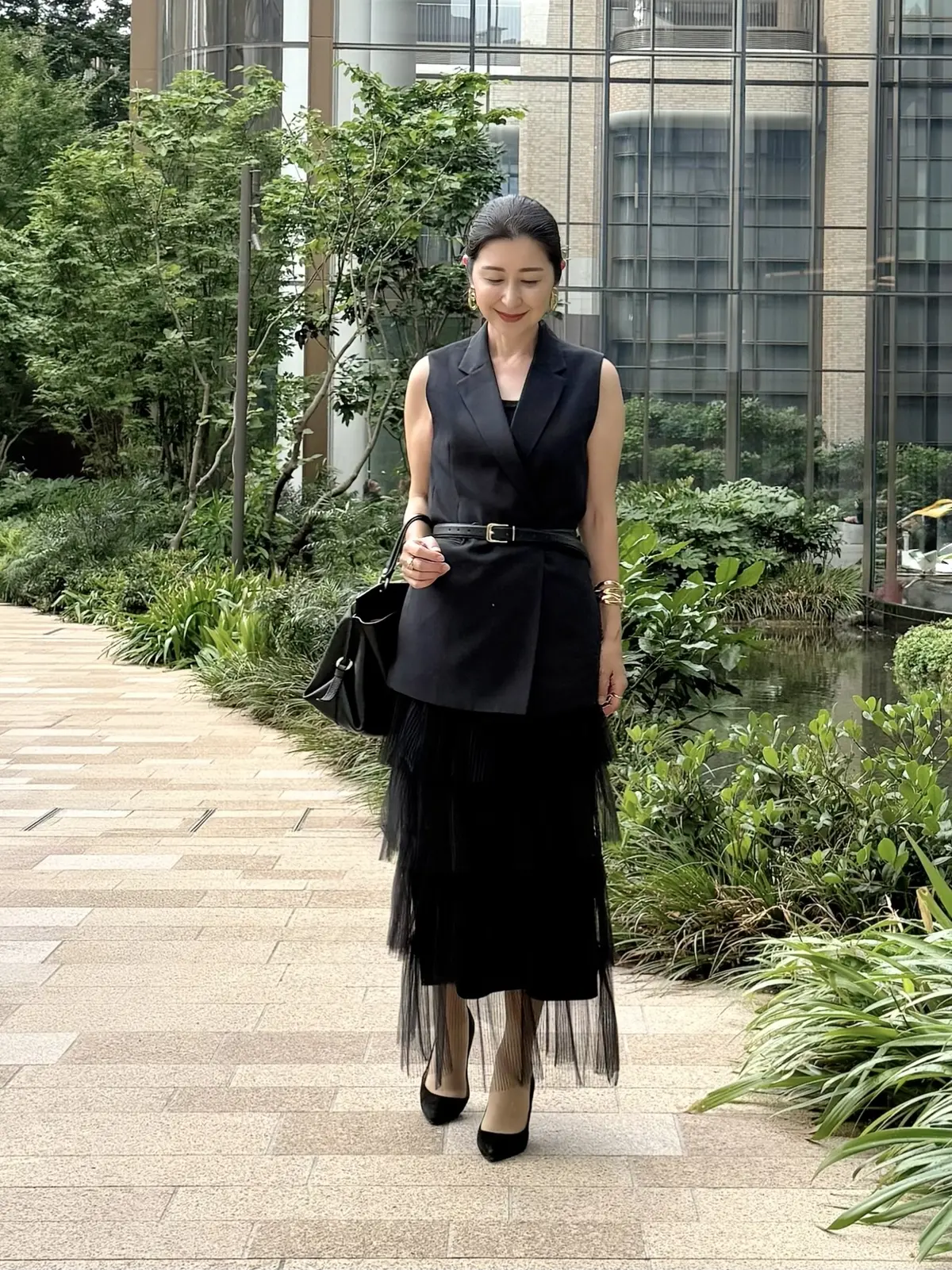 麻布台ヒルズ　ホテル「ジャヌ東京」ランチコーデ　黒ジレ　黒チュールスカート　黒パンプス　黒バッグ　黒ベルト