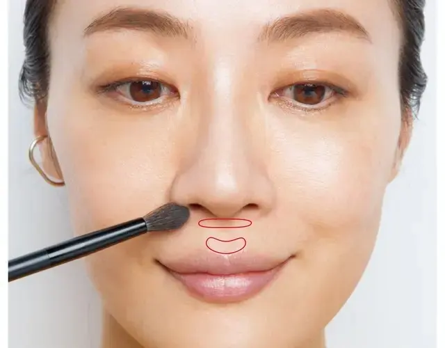 3.伸びた人中を光＆影の効果で縮める