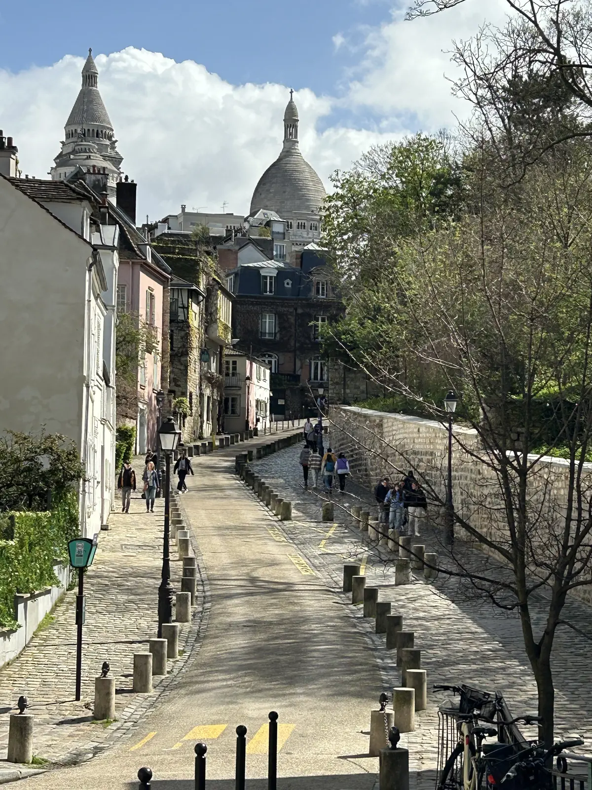 パリ　モンマルトル　歩き方　アヴルプォワール通り