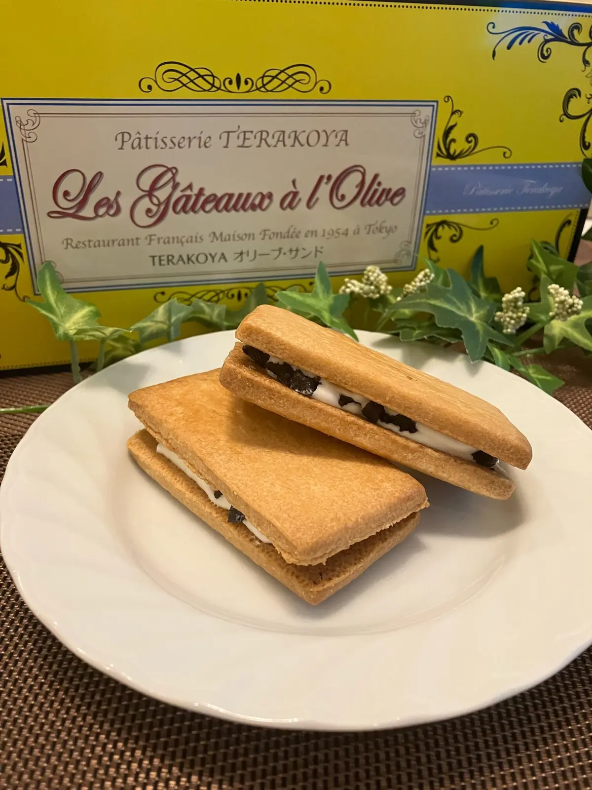 黒スニーカー　吉祥寺食べ歩き　オリーブサンド　terakoya 吉祥寺　ワンハンドグルメ　アサイーボール　武蔵野八幡宮　御朱印　PUMAメイズ