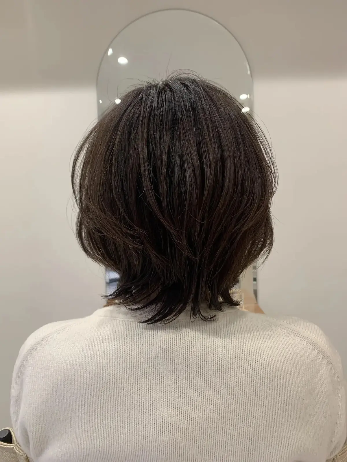 【50代の髪型】軽さと華やかさが両立！くびれレイヤーボブにヘアチェンジ