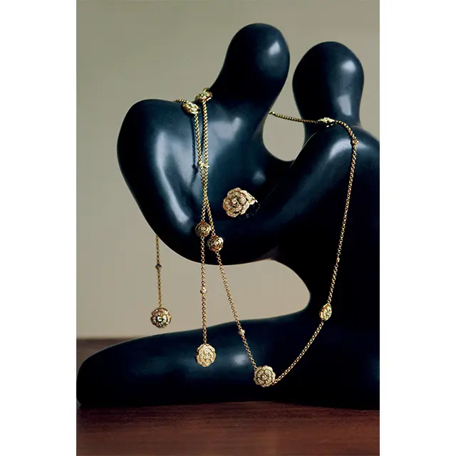 シャネルの象徴「カメリア」モチーフのネックレスで自分だけのスタイルを実現