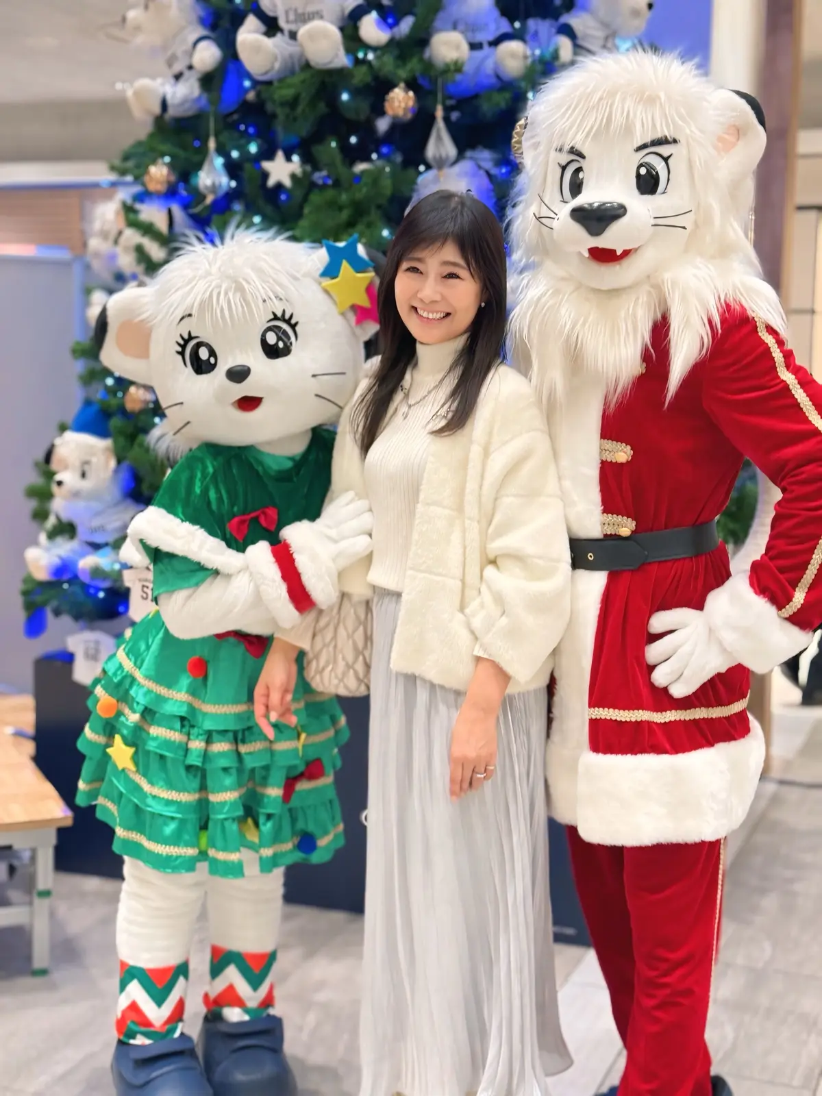 クリスマスイベント、イベント、レオ、レイラ、西武ライオンズ、マスコット、キャラクター、ライオン、ツリー、クリスマスツリー、ブルーライト、ブルーツリー、点灯式、ATELIER N'S 、アトリエエヌズ、アトリエN's、knit、ニット、poolstudio alloter 、スカート、skirt、MICHEL KLEIN 、シルバー、シルバースカート、シルバーロングスカート、白、白ニット、白タートルネックニット