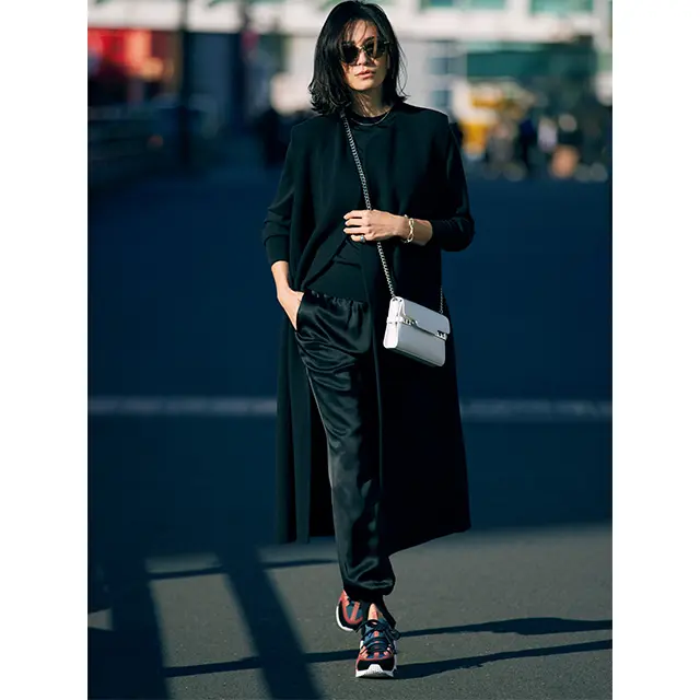 チェーンバッグを斜めがけ。 のっぺり回避に欠かせない