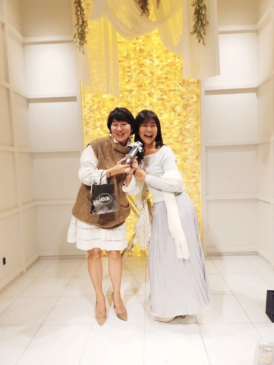 ブラウス、白ブラウス、ドレスコード、白ドレスコード、XEX日本橋、イタリアン、イタリア料理、XEX日本橋、イタリアン、イタリア料理、Jマダム、白ロングスカート、タイトスカート、白ロングタイトスカート、白ファーベスト、ファーベスト、ベスト、ボブ、ロングボブ、ボブヘア、パーティーヘア、ロングヘア、アップスタイル、集合写真、記念写真、個室、貸し切り、舞台、日本橋、三越前、日本橋室町野村ビル、ワイン、ブュッフェ、飲み放題、食べ放題、フリーフロー、パーティー、貸し切りパーティー、立食パーティー、クリスマスパーティー、談笑、シルバー、シルバースカート、ロングスカート、シルバーロングスカート、スカートコーデ、冬服コーデ、冬コーデ、パーティーコーデ、白、ショール、白ショール、シルバーニット、ニット、ニットコーデ、冬コーデ、Jマダム、集合写真、記念写真、個室、貸し切り、舞台、日本橋、三越前、日本橋室町野村ビル、ワイン、ブュッフェ、飲み放題、食べ放題、フリーフロー、パーティー、貸し切りパーティー、立食パーティー、クリスマスパーティー、白ヒール、パンプス、ヒール、パンプス、白パンプス、、ベージュ、ベージュパンプス、ヒール、パンプス、ベージュヒール、ベージュニット、サボン、期間限定、ハンドクリーム、クリスマス、クリスマスプレゼント