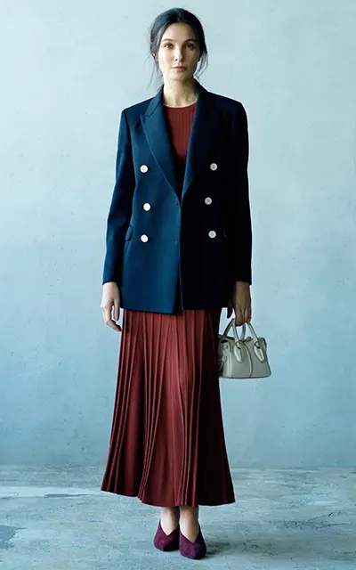 ネイビーのジャケットとフェミニンなニットセットアップコーデの田沢美亜