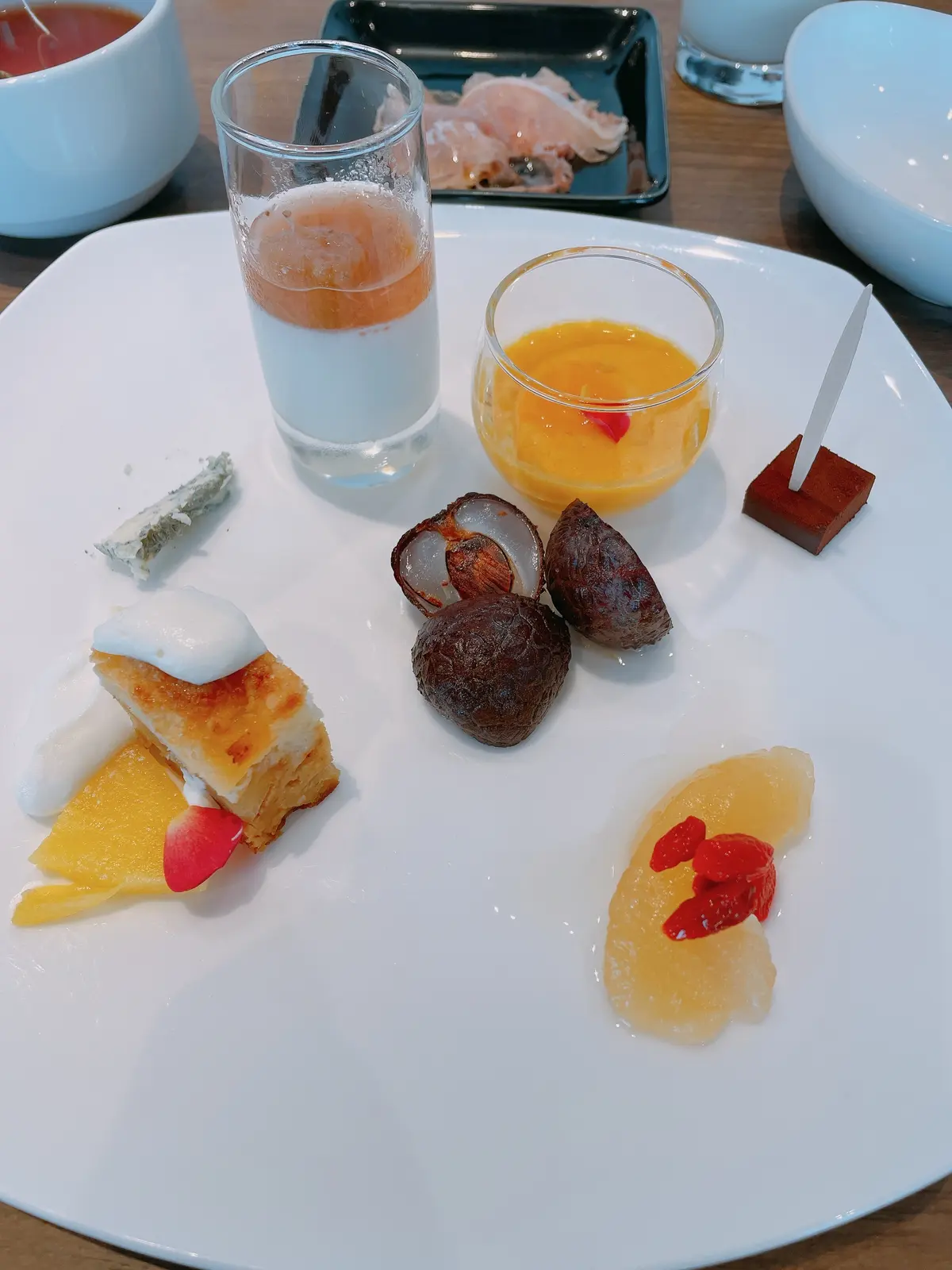 北海道、函館、HOTEL & SPA CENTURY MARINA HAKODATE、センチュリーマリーナ函館、ホテル、HOTEL、レストラン、店内、朝食、朝食ビュッフェ、テーブル席、スイーツ、デザート、食べ放題、ライチ、シナモンアップル、アップルパイ、ルバーブ、ルバーブジュレ、ブラマンジェ、生チョコ、生チョコレート、マンゴープリン、ブルーチーズ、プロシュート、スープ、食べ放題