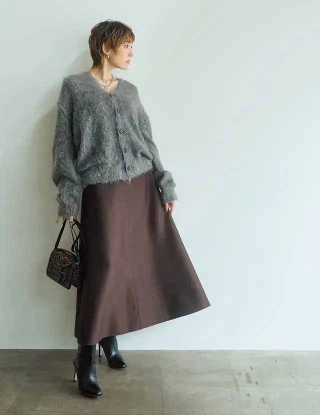 定番色の組み合わせは、異素材ミックスで洗練オーラを放ちはじめる