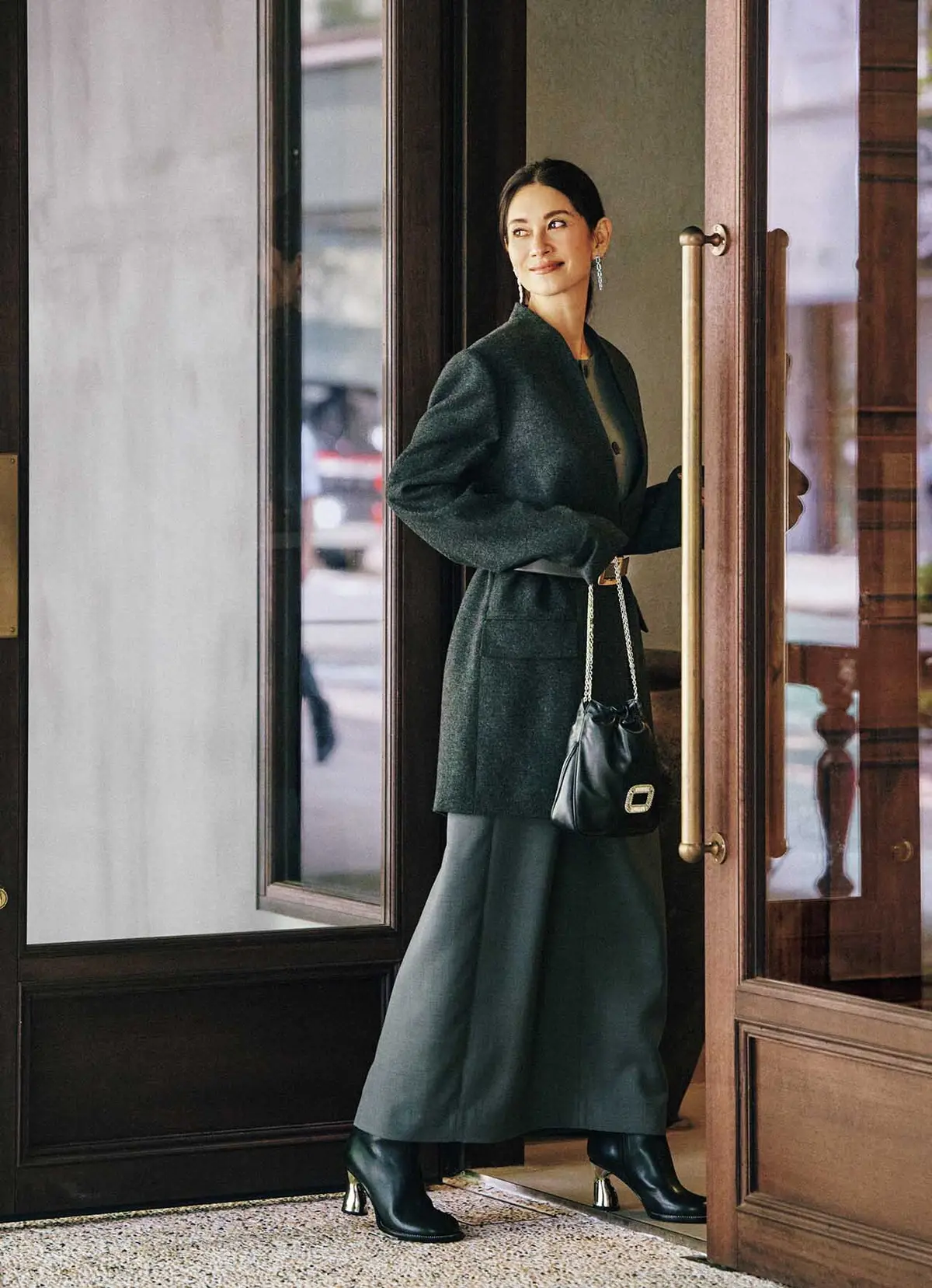 ドレス気分はアウターから。 凛とした仕立てが絵になる一着