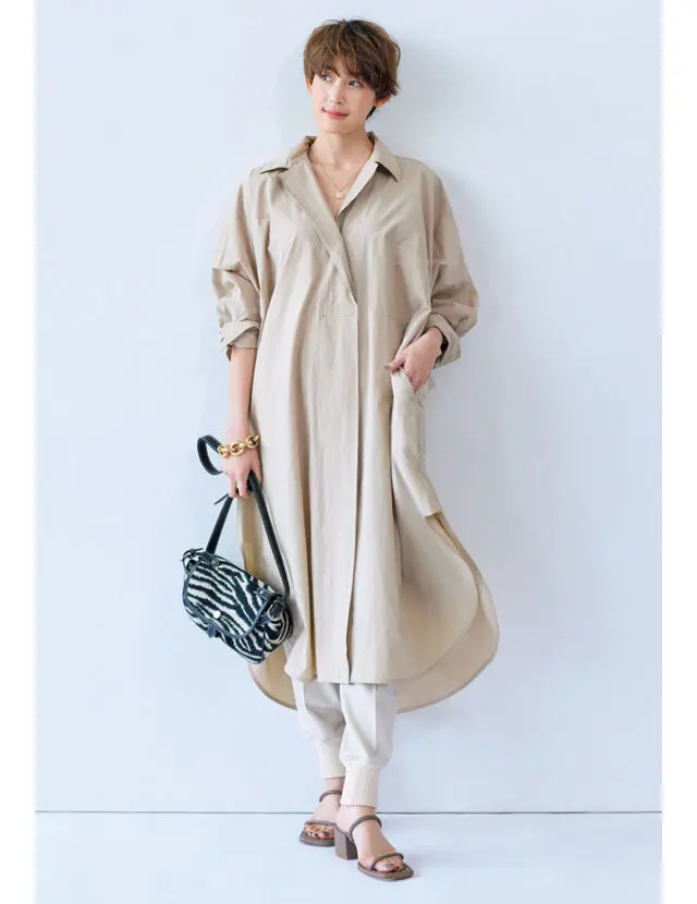 スポーツ色の強いジョグパンツは華奢ストラップサンダルで女らしく、が正解