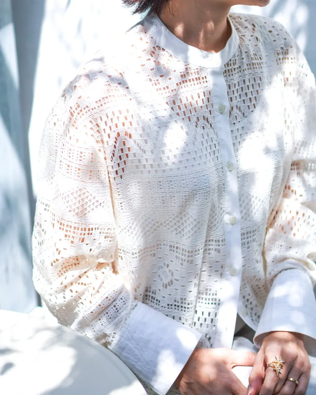 透け感のあるシャツを着て鎌倉の韓国料理屋の画像_2