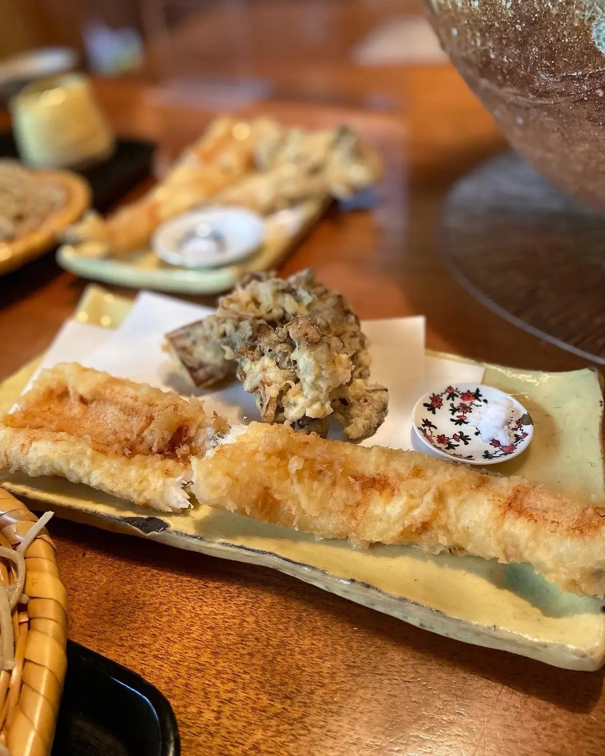 デーンと大きめの穴子天ぷらとごぼうやエリンギ。