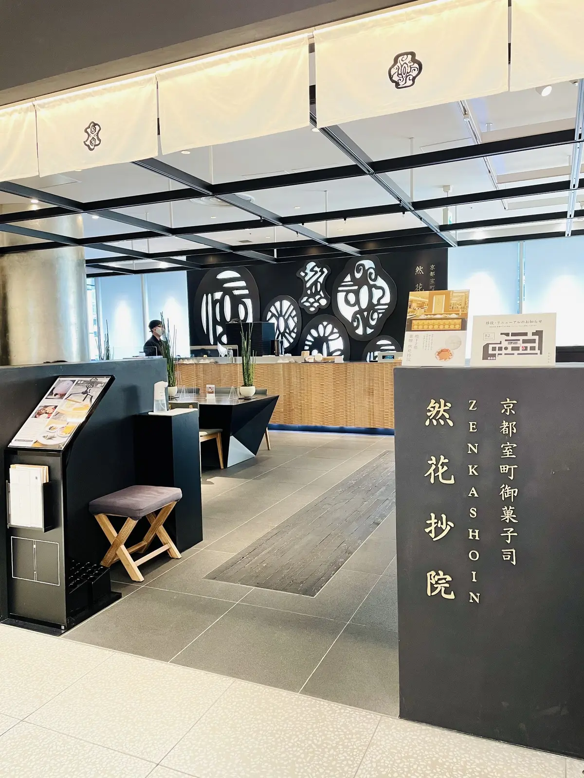 上品ベージュニットの大人カジュアルと春限の画像_2