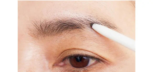 《1》毛のより薄い部分は、グレーのペンシルで設計図どおり描き足す。上にのせるパウダーは、黒髪と相性のいいピンク系がおすすめ。