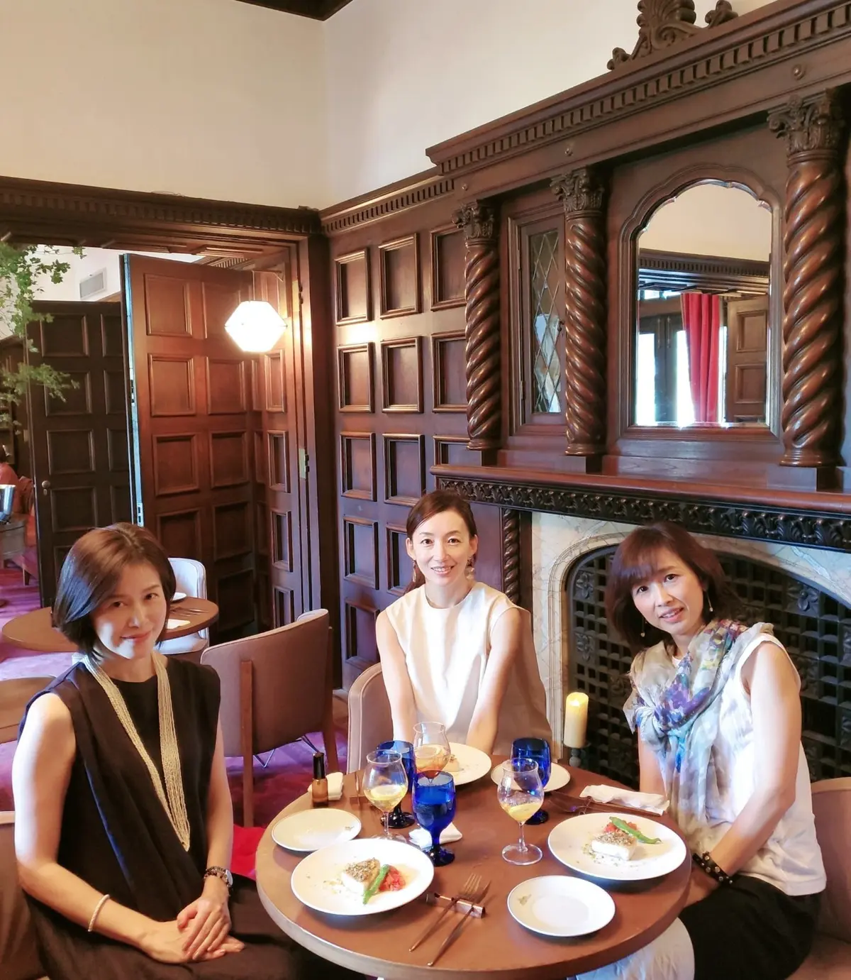 友達と三人でテーブル席