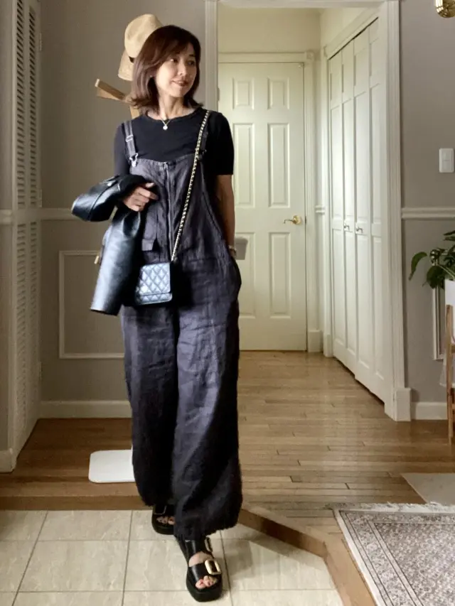 リネンのサロペットでワントーンコーデの画像_1