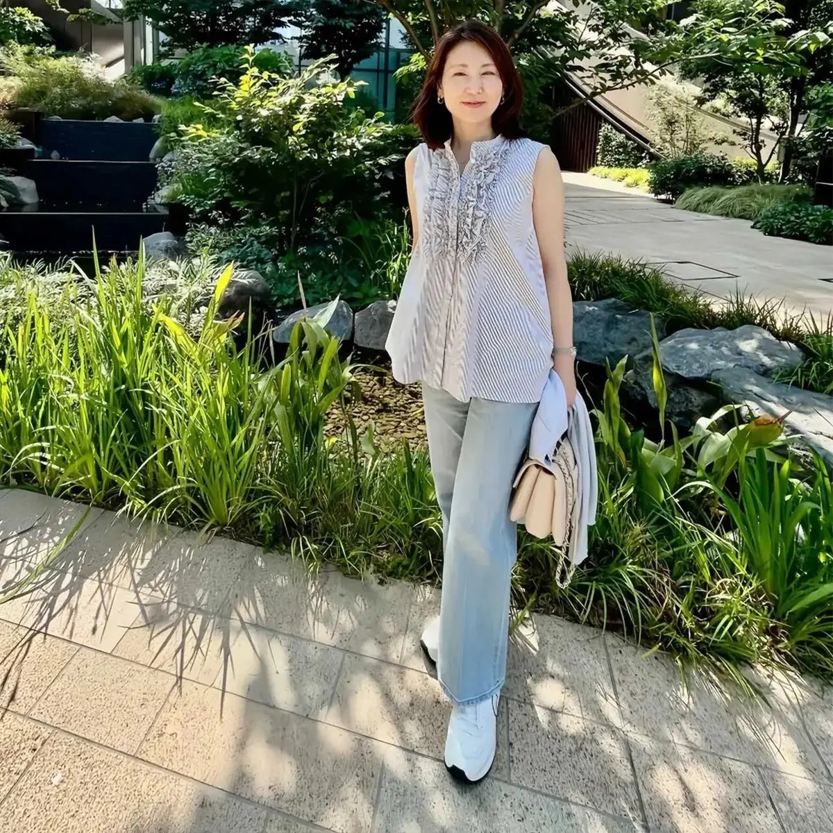 【50代のノースリーブコーデ5選】 猛暑を少しでも快適に！腕回りを強調しすぎないナチュラルな着こなし