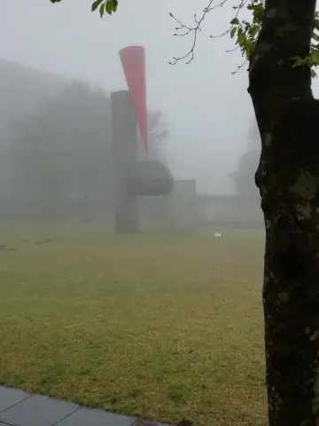 さきほどの<浮くかたち-赤>が霧で霞んでいます