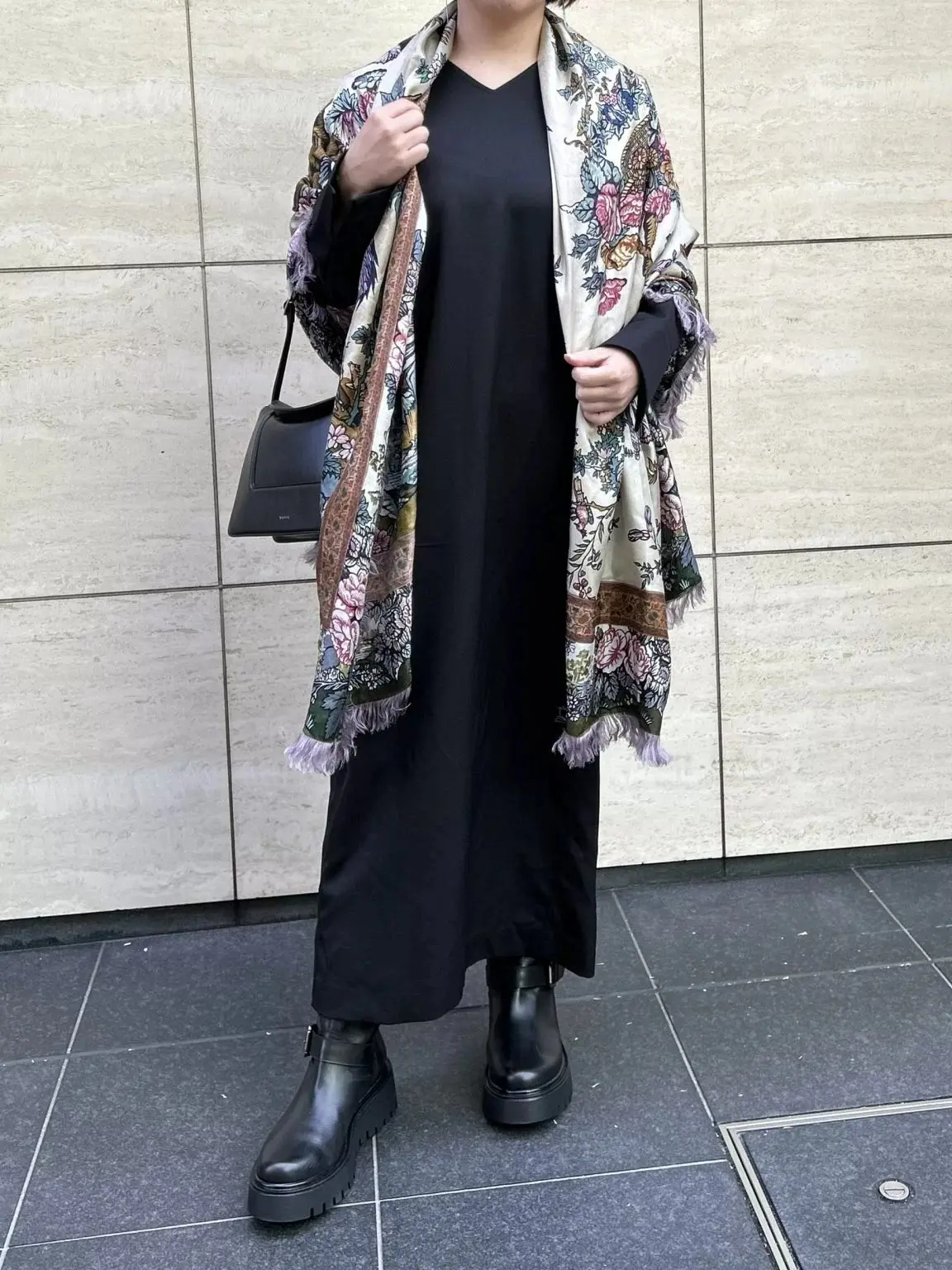 独創的な色柄が芸術作品のようなストール の画像_10