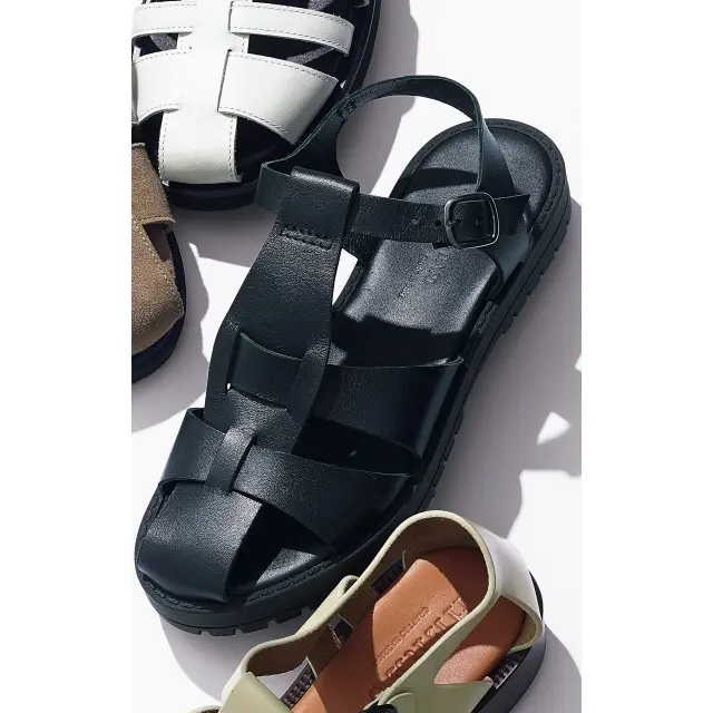 グルカサンダル￥24,200／アマン（マウロ・デ・バーリ）