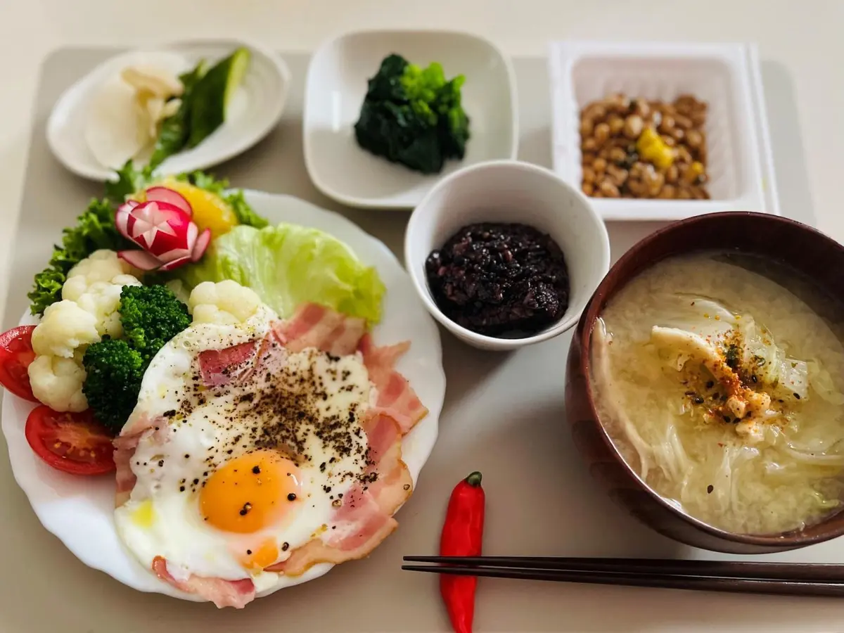 OurAge×Webエクラ　【１日目】 メニュー：ベーコンエッグ＆サラダ、納豆、ほうれん草のおひたし、ぬか漬け、味噌汁（キャベツ・油揚げ・みょうが・えのきなど)、雑穀米(グルテンフリー雑穀＋黒米)