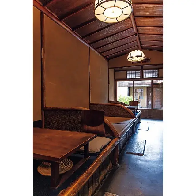 小上がりやテーブル席、和室などがあり、そば、うどん、一品料理を楽しめる。